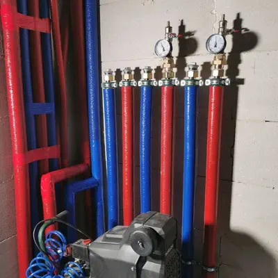 Instalacja hydrauliczna w trakcie montażu